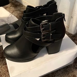 Boots color black size 7 never used